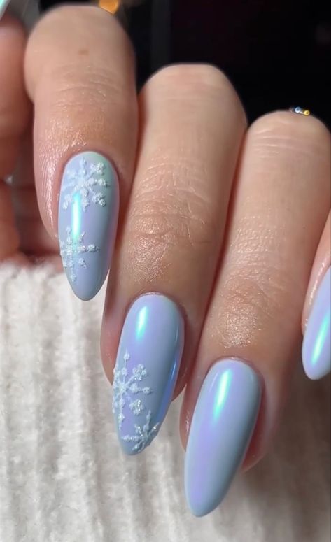 Credit tiffanyabbigailebeauty #nails #nailart #nailideas #nailtrends #nailsofinstagram #naildesign Periwinkle Christmas Nails, Iceland Inspired Nails, Frozen Nails Designs, Blue White Winter Nails, Winter Frost Nails, Winter Icy Nails, Icey Nails Winter, Frostbite Nails, Apres Ski Nails