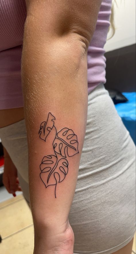 Traditional Monstera Leaf Tattoo, Monstera Plant Tatoos, Plant Linework Tattoo, Plant Line Art Tattoo, Tatoos Modern Tattoo Ideas, Monstra Plant Tattoo, Linework Plant Tattoo, Monteras Plant Tattoo, Aesthetic Plant Tattoo