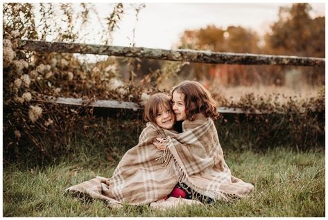 Wrapped In Blanket Photography, Family Photos With Blanket, Family Blanket Photos, Family Photos On Blanket, Blanket Photoshoot Ideas, Wrapped In Blanket, Family Photo Blanket, Family Photo Props, Winter Family Photoshoot