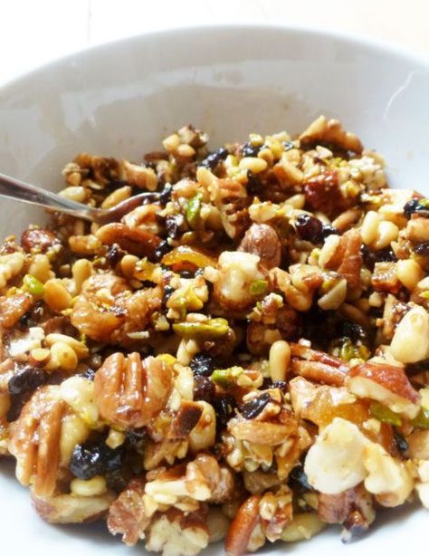 Homemade Muesli Muesli Recipes, Vegan Protein Breakfast, Gluten Free Fall Recipes, Muesli Recipe, Homemade Cereal, Granola Recipe Homemade, Homemade Muesli, Paleo Breakfast, Granola Recipes