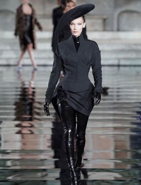 Bella Hadid Runway, Runway Fashion Couture, Carine Roitfeld, Moda Paris, Virtual Fashion, Dark Fashion, Bella Hadid, Looks Vintage, Mode Outfits