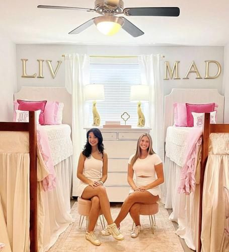 Pink Inspired Dorm Room, Preppy Dorm Inspiration, Dorm Room Ideas Southern, Pink College Room Ideas, Cute Dorm Rooms Preppy, Dorm Room Ideas Best Friends, Gcsu Dorm Room, Pink And Gold Preppy Room, Pink White Dorm Room