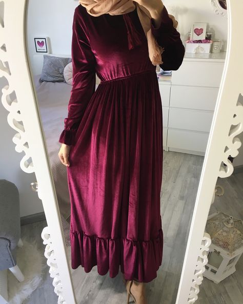 Hijabi Mode, Style Hijab Simple, Maroon Maxi Dress, Hijab Stile, Simple Maxi Dress, Simple Maxi, Hijab Simple, Simple Fashion Outfits, Soiree Dress