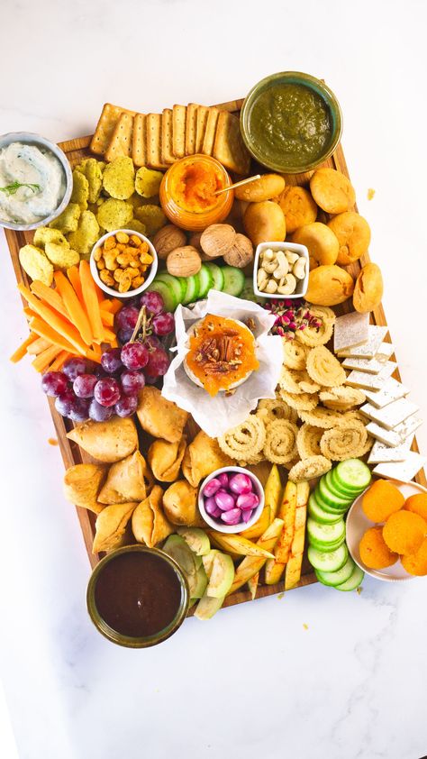 Desi Food Platter, Indian Graze Board, Chai Charcuterie Board, Party Snack Board Ideas, Charcuterie Board Indian Food, Indian Grazing Platter, Around The World Charcuterie Board, Indian Food Board Ideas, Samosa Charcuterie Board