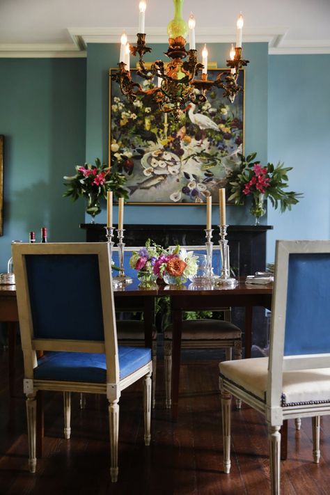 She makes it look so easy: author Julia Reed shares tips on planning pitch-perfect dinner parties | Home/Garden | nola.com Old New York Apartment, Southern Style Decor, Julia Reed, New Orleans House, Festive Dinner Party, Mint Juleps, Perfect Dinner Party, Old New York, Blue Dining Chair