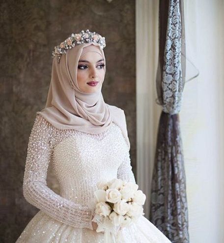 15 Modern Muslim Wedding Hijabs For Brides In Different Styles Hijabi Mode, Pose Pengantin, Hijabi Wedding, Wedding Hijab Styles, Bridal Hijab Styles, Hijab Stile, Baju Kahwin, Hijabi Brides, Fesyen Islam