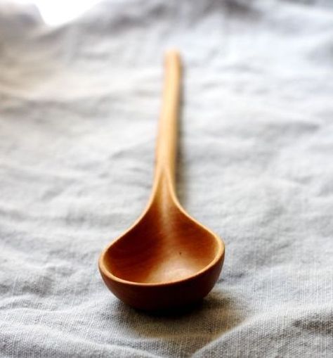 How to: Carve Your Own Wooden Spoon Wooden Kitchen Utensils Handmade, Wooden Spoon Diy, Spoons Diy, Wooden Spoon Carving, Small Wooden Spoons, Handmade Wooden Spoons, Wood Spoon Carving, Carved Spoons, Spoon Carving