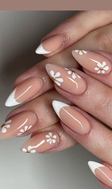 Nail Ideas Blue Flowers, White Design Square Nails, Yellow Spring Nail Designs, Nude Nails Flower Design, White And Gold Flower Nails, Nail Yellow Design, White And Yellow Nails Ideas, Nails Summer Natural, Nail Inspo Trendy 2024 Spring Almond