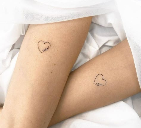 Herz Tattoo Klein, Mommy Daughter Tattoos, Rosen Tattoo Frau, Fantasy Tattoo, Mum Tattoo, Mom Daughter Tattoos, Cute Matching Tattoos, Matching Sister Tattoos, Mommy Tattoos