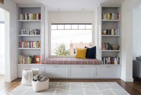 https://deringhall.com/daily-features/contributors/dering-hall/charming-window-seat-vignettes?slide=3 Window Seat With Bookshelves, Family Room Windows, Window Seat Design, Built In Shelves Living Room, Appartment Decor, Living Room Built Ins, Diy Dining Room, Room Window, Window Room