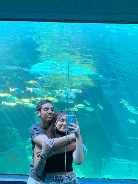 Aquarium Date Pictures, Couple Aquarium Pictures, Aquarium Couple Photos, Aquarium Photo Ideas, Aquarium Instagram Pictures, Aquarium Selfie, Aquarium Date Outfit, Mirror Selfie Couple, Baltimore Aquarium