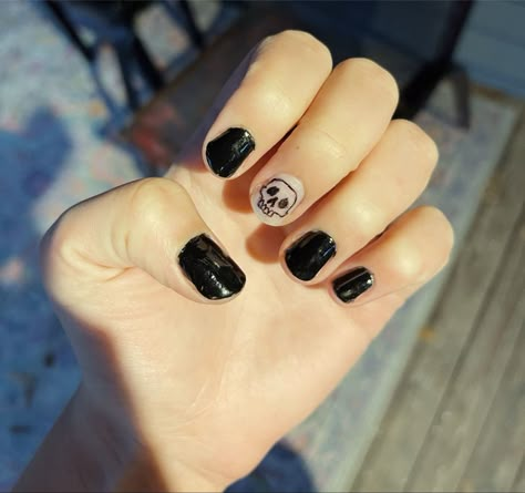 Tattooed skull on nails Skull French Tip Nails, Skull Nails Short, Skull On Nails, Megan Nails, Halloween Short Nails, Spooky Manicure, Sharpie Nails, Skull Nail Art, Nail Designs For Short Nails