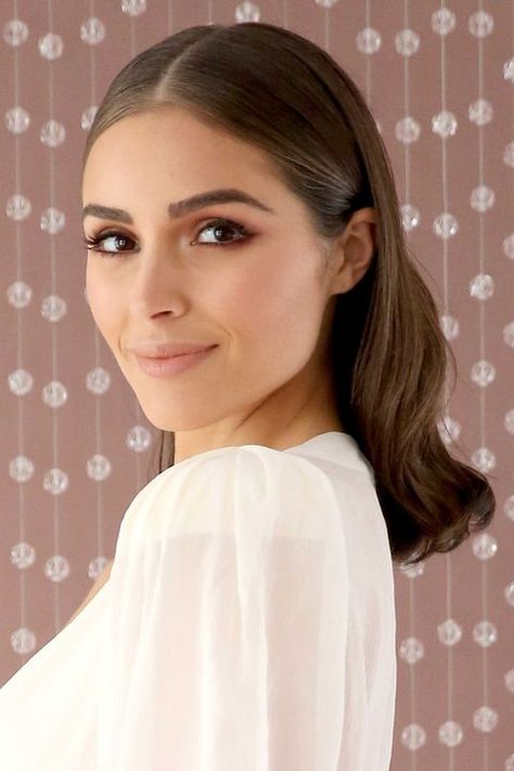 Olivia Culpo Rambut Brunette, Hairstyles Tutorial, Bouffant Hair, Asymmetrical Hairstyles, Hairstyles With Glasses, Shoulder Hair, Funky Hairstyles, Fringe Hairstyles, Penteado Cabelo Curto