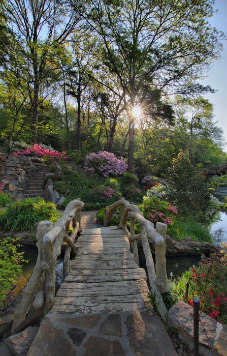 Arkansas Landscaping Garden, Wooden Bridge, The Secret Garden, Design Exterior, Alam Yang Indah, Garden Flowers, Nature Aesthetic, Pretty Places, Garden Paths