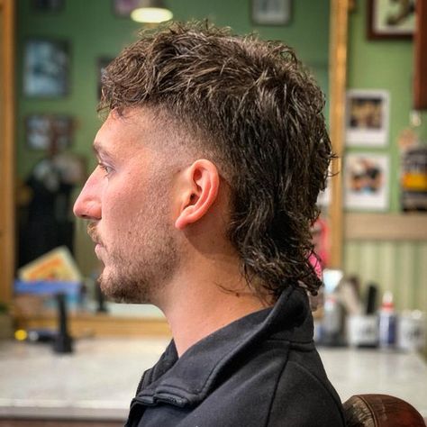 Un ritorno ai mitici 80’ Euro Mullet Mens, Old School Mullet, Mullet With Short Hair, Mullet Inspo Men, Mid Fade Mullet, Mullet Hair Man, Skin Fade Mullet, Mullet Wolf Cut Men, Mens Short Mullet