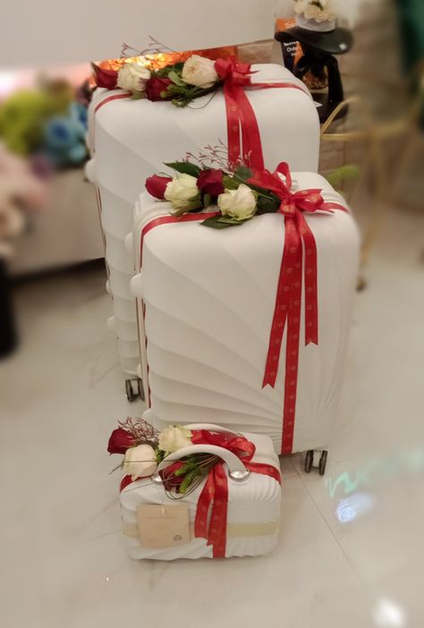 Bridal Luggage Decoration, Wedding Luggage Decor, Luggage Gift Wrapping Ideas, Suitcase Gift Wrapping, Trolly Bag Decoration For Wedding, Luggage Decorating Ideas, Suitcase Decoration Wedding, Wedding Luggage, Nikah Decor