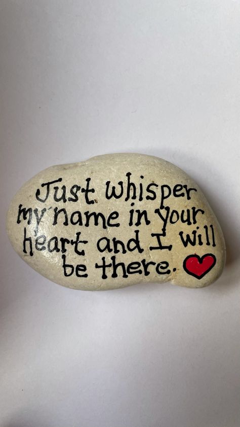 Painted Rock Memorial, In Memory Painted Rocks, Memory Painted Rocks, Painted Rocks With Sayings, Memory Stones, Memorial Rocks, Painted Bricks Crafts, Rock Sayings, Beach Rock Art