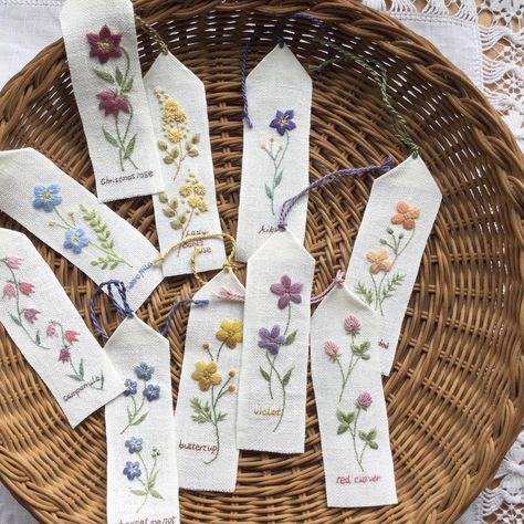 Embroidered Bookmarks, Penanda Buku, Simple Hand Embroidery Patterns, Floral Embroidery Patterns, Diy Embroidery Patterns, Handmade Embroidery Designs, Embroidery Book, Hand Embroidery Projects, Pola Sulam