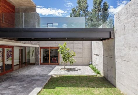 Glass and stone modern residence with views of the Ecuadorian highlands Outdoor Bridges, Modern Tropical House, Interior Design Rustic, Rustic Home Design, Exposed Concrete, Level Homes, Stone Houses, House Entrance, Residential Architecture