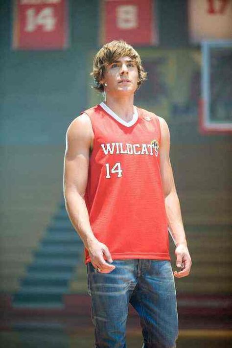 Troy Bolton/Zac Efron Troy High School Musical, Zac Efron High School, Gabriela Montez, Zach Efron, Basketball Movies, Troy And Gabriella, High School Musical Cast, High School Musical 2, High School Music