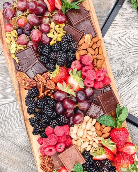 Sweet Snack Board Ideas, Fruit And Dessert Board, Dessert Charcuterie Board Macaroons, Berry Board Ideas, Chocolate And Berry Charcuterie Board, Berries Charcuterie Board, Charcuterie Board Chocolate And Fruit, Healthy Dessert Board, Spring Fruit Charcuterie Board