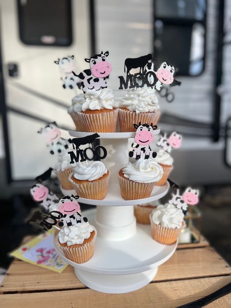 I created the most simple DIY cow themed birthday party to save money Cow Theme Cupcakes, Cow Themed Birthday Party Food, Cow Themed Birthday Party, Cow Birthday Cake, Cow Cupcakes, Cow Cakes, Camping Birthday Party, Cow Birthday, Moo Moo