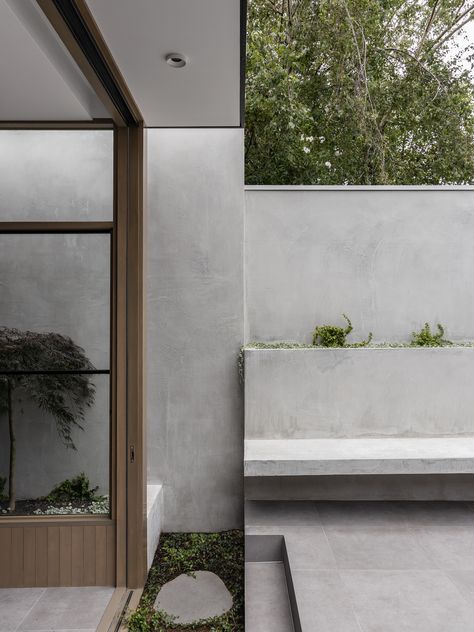 Minimalist Courtyard, Concrete Courtyard, Concrete Bench Seat, Bench Concrete, Concrete Bath, 1900s Home, Wabi Sabi Design, Concrete Bench, Japanese Philosophy