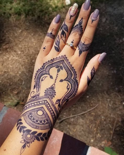 Super Beautiful Fresh Jagua®️ art by @ayyari_henna 💙 ..."This is the jagua (powder) stain (from @freshjagua) in the the sun with no filter… Henna Tattoos, Jagua Henna, Jagua Tattoo, Traditional Henna, Simple Henna Tattoo, Black Henna, Tattoo Traditional, Mehndi Tattoo, Foot Tattoo