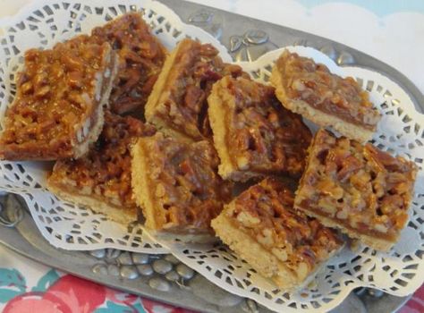 Praline Cookie Bars Recipe Graham Cracker Cookie Bars, Praline Bars, Pecan Bar, Pecan Bars Recipe, Caramel Butter, Peanut Butter Cookie Bars, Caramel Chocolate Chip Cookies, Pecan Bars, Cake Mug