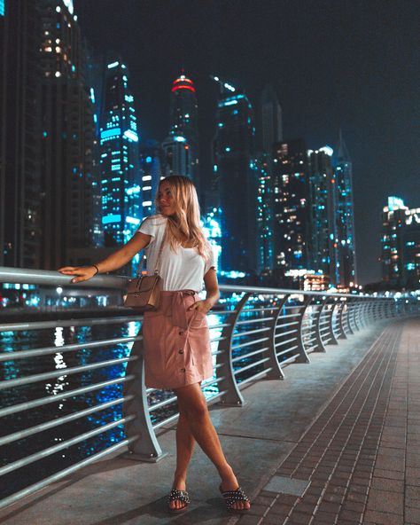 Dubai Marina walks. Dubai photo inspiration Warm Vacation Destinations, Dubai Photography Ideas, Dubai Picture Ideas, Dubai Instagram Pictures, Places In Dubai, Dubai Photoshoot, Dubai Outfit, Warm Vacation, Dubai Outfits