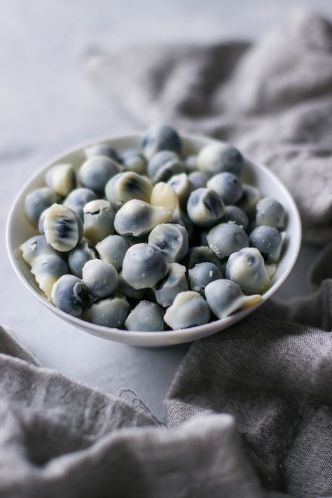 Frozen Yogurt Covered Blueberries I'm a big fan of freezing grapes for a quick grab-n-chew healthy snack when I'm working away in the summer. It keeps me cool, the natural sugars give me a boost of energy, it's loaded with antioxidants and some fibre too... goodness all around.    To vary it up sometimes, I like to make these frozen yogurt covered blueberries. It's an incredibly easy-to-make recipe it's also a great snack option for warmer months. Yogurt Covered Fruit, Yogurt Covered Blueberries, Blueberry Picking, Plant Based Yogurt, Frozen Grapes, Salted Caramel Brownies, Double Chocolate Chip Cookies, Snacks Saludables, Snack Options