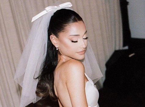 Bridal High Ponytail With Veil, Ariana Grande Wedding, Bridal Ponytail, Ariana Grande Makeup, Ariana Grande Hair, Wedding Veils Short, Wedding Hairstyles And Makeup, Wedding Hairstyles Tutorial, Half Ponytail