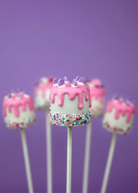 Happy Birthday, Cake Pops! – bakerella.com Cake Pop Receita, Birthday Cake Pop, 28th Birthday Cake, Key Lime Cake, Cake Pop Designs, Cake Ball, Cake Pop Decorating, Lime Cake, Birthday Cake Pops