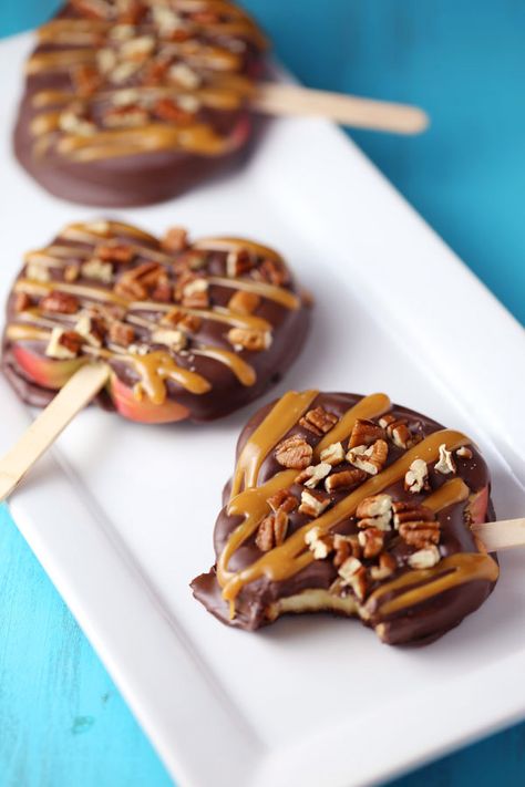 Fall Caramel Apples, Covered Apples, Candy Apple Recipe, Caramel Apples Recipe, Fun Thanksgiving Desserts, Chocolate Covered Apples, Apple Treat, Apple Recipes Easy, Chocolate Turtles