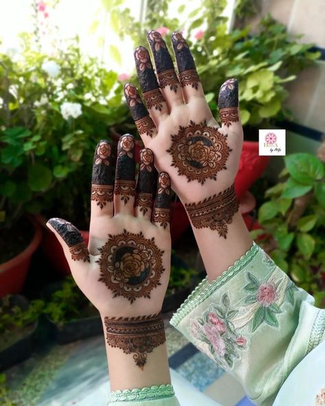 Bunch Mehndi, Best Mehndi Design, Aesthetic Mehndi, Arab Countries, Bridal Mehandi, Henna Wedding, Very Simple Mehndi Designs, Rose Mehndi Designs, Latest Henna Designs