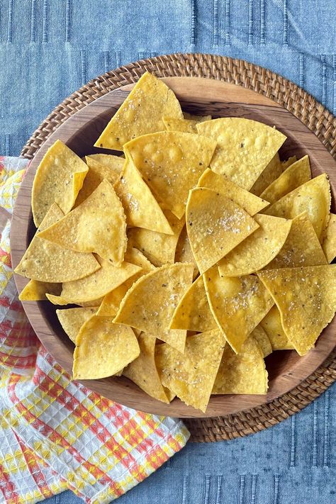 Homemade Tortilla Chips Nacho Bar Ideas, Nachos In Oven, Ww Appetizers, Fried Tortilla Chips, Nacho Recipes, Tortilla Chip Recipe, Baked Tortilla Chips, Homemade Tortilla, Nacho Bar