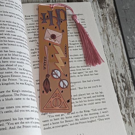 Brand New! Handcrafted By Me. Rose Gold Metallic Mirrored Glass Bookmark. Harry Potter Themed Vinyl Accents. Accented With A Pink Tassel. The Perfect Gift For A Harry Potter Reader. Harry Potter Theme Bookmarks, Harry Potter Watercolor Bookmark, Harry Potter Book Marks Diy, Harry Potter Bookmark Ideas, Diy Harry Potter Bookmarks, Harry Potter Book Marks, Book Mark Aesthetic, Bookmarks Harry Potter, Office Harry Potter