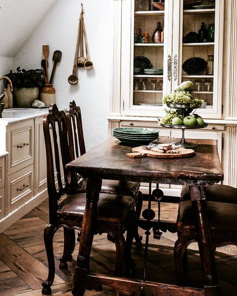 Melissa Penfold (@melissa_penfold) • Instagram photos and videos Provincial Farmhouse, Provincial Decor, French Provincial Decor, French Country Rug, French Country Dining Room, Antique Vintage Decor, Simple Holiday Decor, French Country Bathroom, French Provincial Furniture