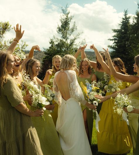 bridesmaids hyping up their best friend on their wedding day bridesmaids photos bridemaids photo ideas bridemaids photo inspo colorado ranch wedding Unique Bridesmaids Photos, Bridesmaid Group Photos, Fun Bridesmaid Pictures, Bridesmaid Picture Ideas, Wedding Photo Ideas Bridesmaids, Bridesmaids Aesthetic, Summer Wedding Green, Bridesmaid Aesthetic, Mismatched Bridal Party