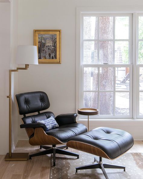 Curate your space with timeless pieces: a luxurious leather chair by Herman Miller, paired with a chic table from Butler Specialty and illuminated with a modern touch, using the Regina Andrew floor lamp. Elevate every corner of your home with sophistication and style. . . . #interiordesigner #fortworthinteriordesign #dallasinteriordesign #moderninteriors #lovewhereyoulive Eames Chair Living Room, Living Room Scandinavian Style, Dallas Interior Design, Midcentury House, Mid Century Modern Lounge Chairs, Eames Office, Lounge Style, Chic Table, Room Corner