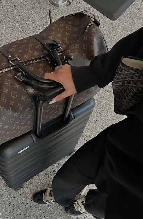 Luxury Lifestyle Clothes, Luxury Travel Bags For Women, Airport Bag Aesthetic, Suitcase Travel Aesthetic, Packed Bags Aesthetic, Designer Aesthetic Bags, Packing Bags Aesthetic, Black Suitcase Aesthetic, Airport Luggage Aesthetic