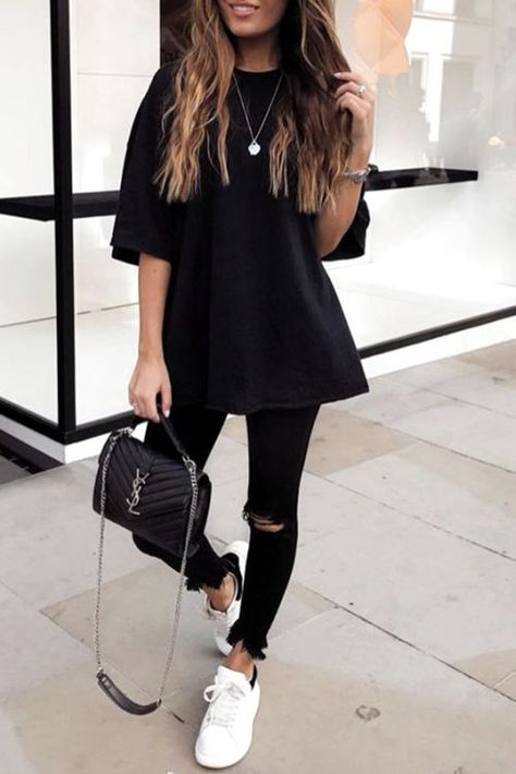 25 Perfect Oversized Tshirt Outfits You'll Adore - Society19 Quantico Outfits, Outfit Jeans Noir, Oversized Tshirt And Jeans Outfit, Outfit Jean Noir, Leggings And Oversized Tshirt Outfit, Tshirt Outfit Dressy, Oversized Tshirt Outfit Casual, Oversized Tshirt Outfit Winter, Tshirt Outfit Winter