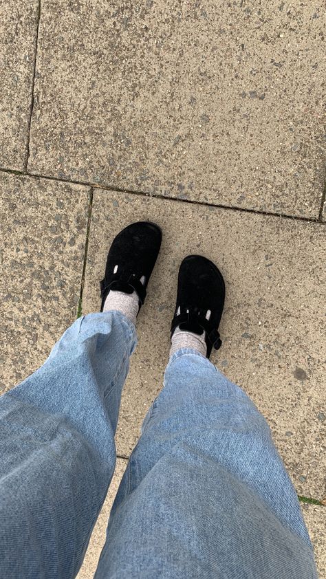 How To Style Black Birkenstock Clogs, Chunky Socks Outfit, Birkenstock Boston Black Outfit, Black Birkenstock Boston Outfit, Black Boston Clogs Outfit, Black Boston Birkenstock Outfit, Black Boston Clogs, Berkinstock Outfit, Birkenstock Clogs Black