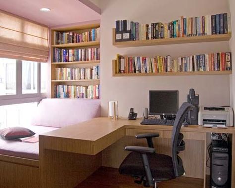 Built in chair and desk, might work in our office space. The desk alongside the chair works for both spaces. Office Guest Bedroom, Home Office Layout, Contemporary Home Office, Appartement Design, Office Layout, Small Home Office, Modern Home Office, Small Flat, Home Office Space