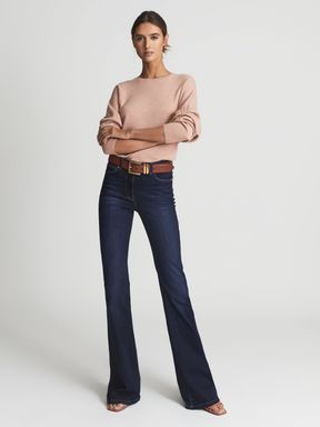 Ladies' Jeans | Jeans For Women - REISS Blue Flare Jeans Outfit, Dark Denim Outfit, Bootcut Jeans Outfit, Flare Jeans Outfit, Blue Jean Outfits, Blue Flare Jeans, Amal Clooney, Classic Style Women, Classy Casual