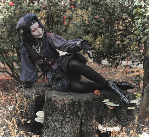 Ren Fair Jester, Jester Outfit Medieval, Court Jester Aesthetic Outfit, Ren Faire Clown, Medieval Jester Costume, Jester Ren Faire, Jester Aesthetic Outfit, Jester Outfit Ideas, Jester Poses