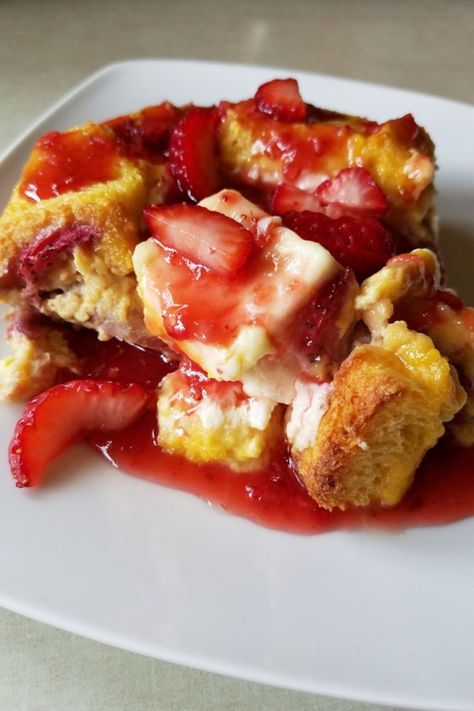 Strawberry Cream Cheese French Toast | "I made this for a church brunch. Everyone raved about it and so did I." #easter #easterrecipes #eastermenuideas #easterbreakfast #easterbrunch Strawberry Cream Cheese French Toast, Strawberry French Toast Bake, Strawberry French Toast Casserole, Emma Food, Cream Cheese French Toast, Cheese French Toast, Sweet French Toast, Strawberry French Toast, Stuffed French Toast Cream Cheese