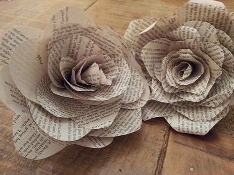 flores de papel Book Page Roses, Book Page Flowers, Old Book Crafts, Diy Flores, Easy Diy Christmas Gifts, Rose Tutorial, Book Page Crafts, Newspaper Crafts, Origami Flowers