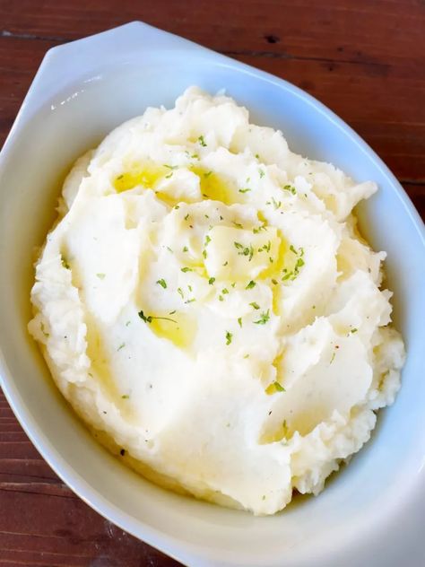 Best Mashed Potatoes Ever, Sour Cream Mashed Potatoes, The Tipsy Housewife, Tipsy Housewife, Perfect Mashed Potatoes, Best Mashed Potatoes, Classic Meatloaf, Thanksgiving Stuffing, Making Mashed Potatoes