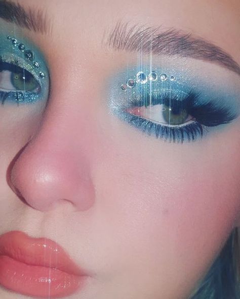 Bold blue glitter rhinestone crystal eyeshadow lashes shine Silvery Blue Eye Makeup, Light Blue Glitter Eye Makeup, Icy Blue Makeup, Icy Y2k Makeup, Light Blue Glitter Makeup, Chunky Glitter Eye Makeup, Blue Glitter Face Makeup, Icy Makeup, Light Blue Silver Eyeshadow